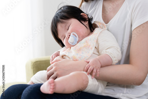 赤ちゃんとお母さん 座る おんぶ 膝の上 寝る Stock 写真 Adobe Stock