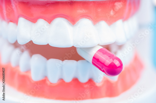 Zähne mit einer Pille dazwischen