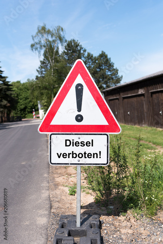 Verkehrsschild mit einem Fahrverbot für Diesel Autos