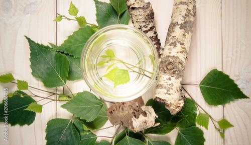 Photo A glass of birch juice on wooden background