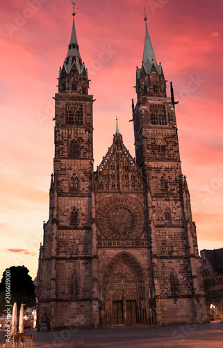 Nürnberg St. Lorenz Kirche bei Sonnenuntergang
