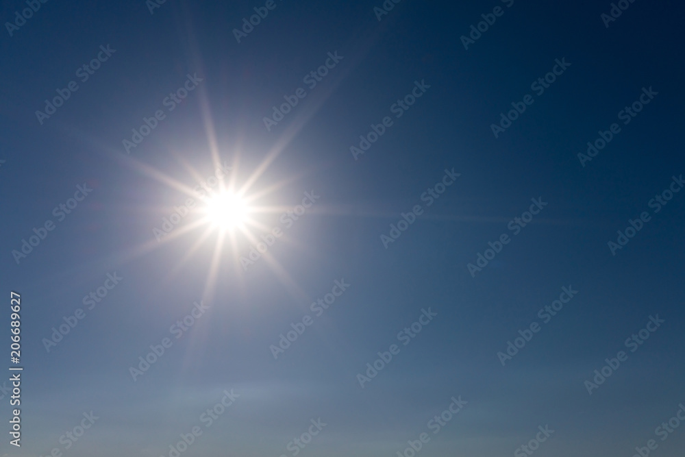 Obraz premium Sunshine at blue sky