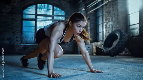 Obraz Sportowa piękna kobieta robi bieganie desce jako część jej krzyża sprawności, rutynowego treningu w kulturystyce.