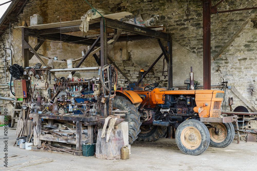 Obraz premium F, Burgund, Departement Côte d'Or, Bèze, Bauernhof, Traktor, Werkstatt