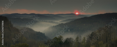 Fotografie Fränkische Schweiz - Hügelige Waldlandschaft zum Sonnenuntergang mit Nebel in de