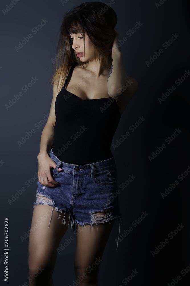 Belle femme brune portant un short et un débardeur Stock Photo | Adobe Stock