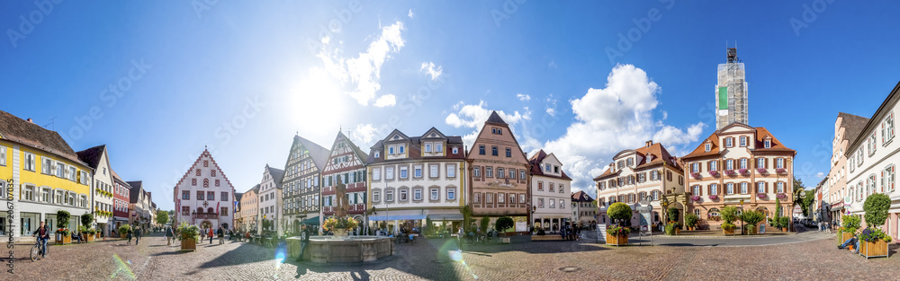 Bad Mergentheim, Marktplatz Panorama mit Rathaus und den Zwillingshäusern 