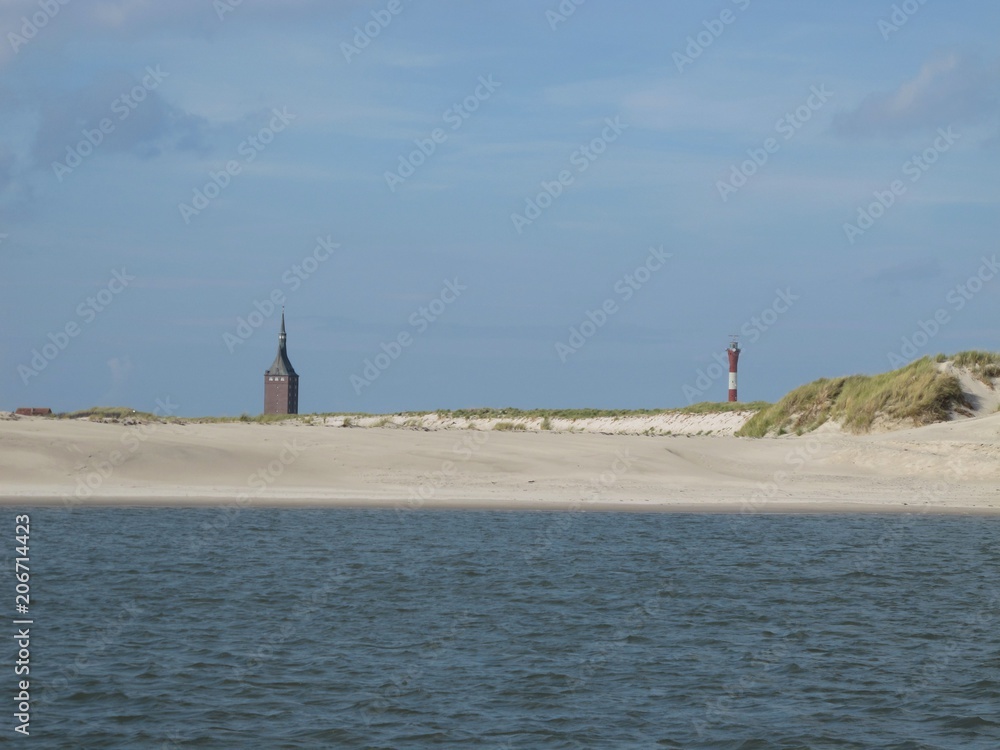 Blick auf den Westturm (links) und den neuen Leuchtturm auf Wangerooge (Nationalpark Niedersächsisches Wattenmeer)