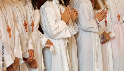 Obraz na płótnie many children with long white tunic during the first communion