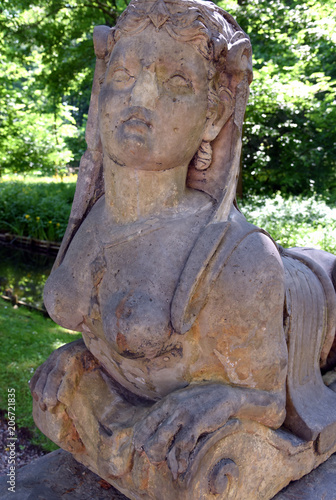 Weibliche Skulptur im Schlossgarten von Schloss Molsdorf photo