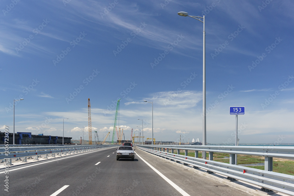 A pointer to the Crimean bridge 153 km of the Federal road Agency. Cars go towards the city of Kerch