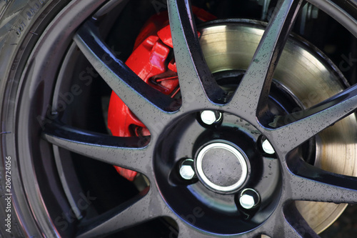 detalle de una rueda con la llanta, disco de freno, neumático