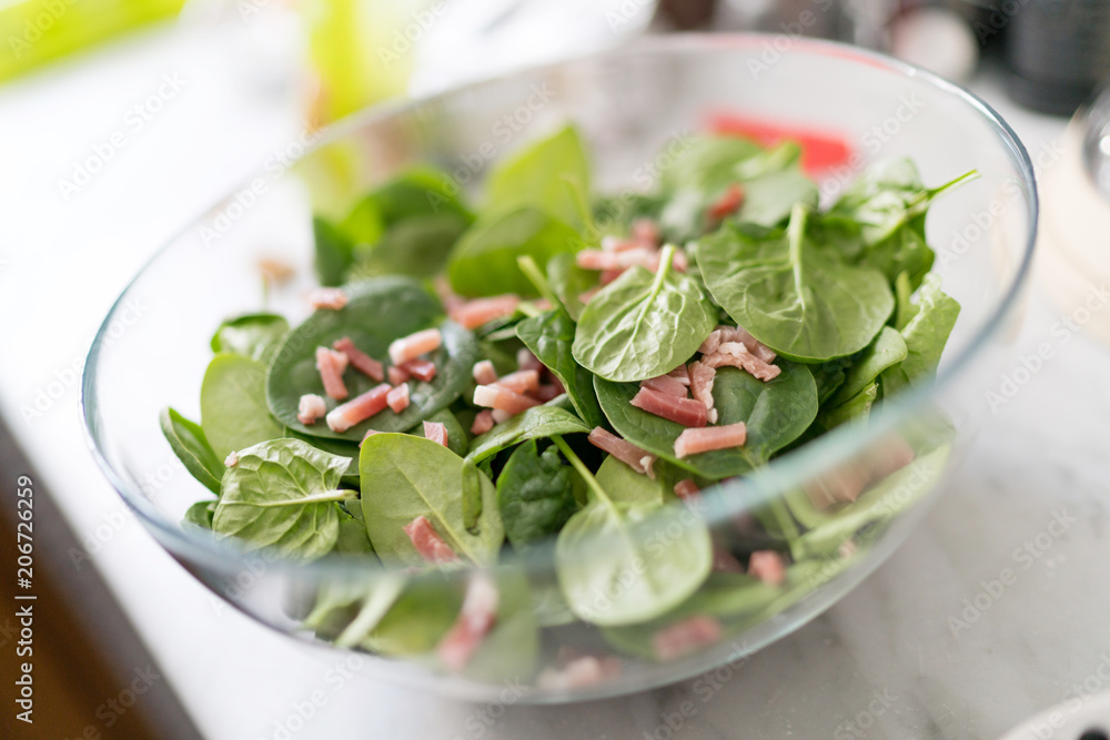 Insalata mediterranea d'estate, con spinacino e pancetta Insalata mediterranea d'estate, con spinacino e pancetta