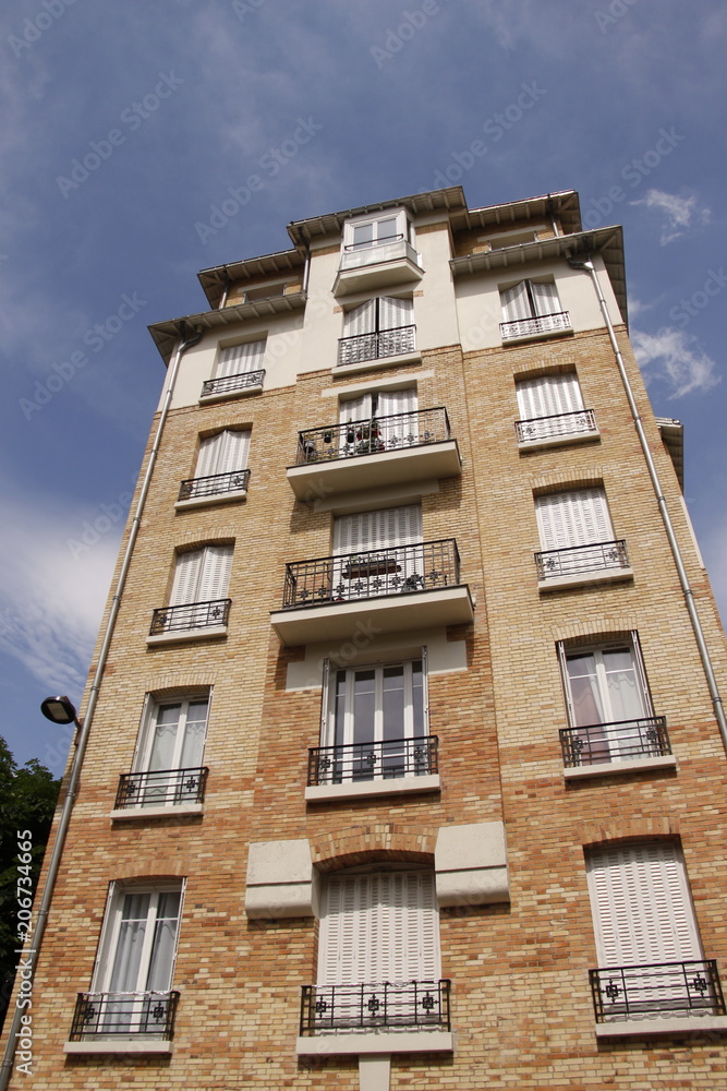 Immeuble en briques du quartier de Saint Lambert à Paris