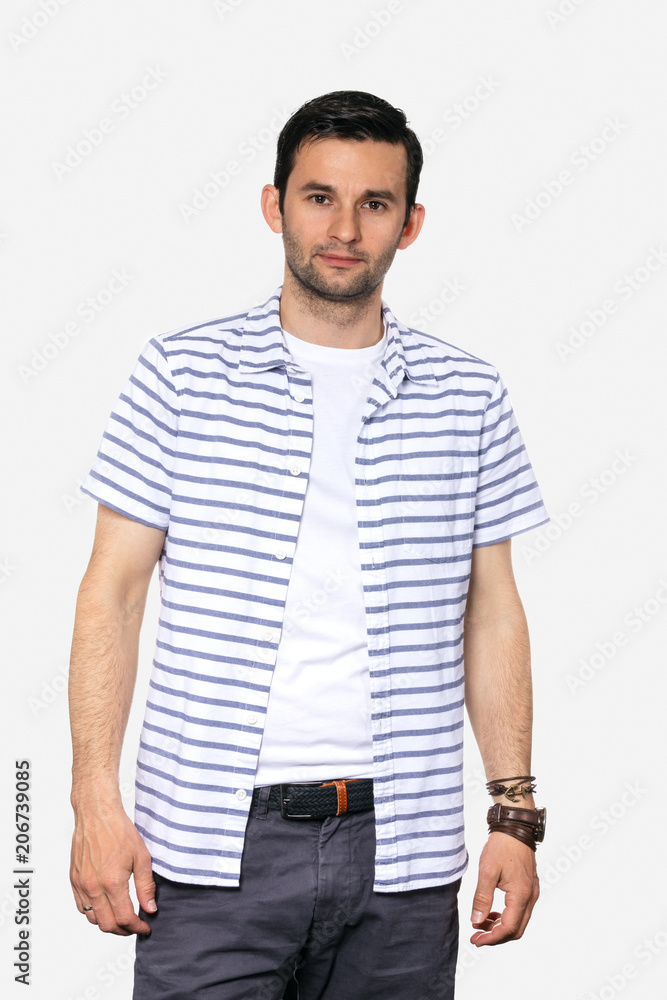 Junge Mann isoliert auf weißem Hintergrund Junge Mann isoliert auf weißem Hintergrund