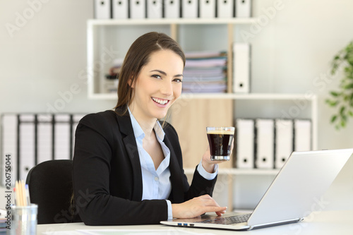 Bilde på lerret Office worker holding a coffee cup looking at camera