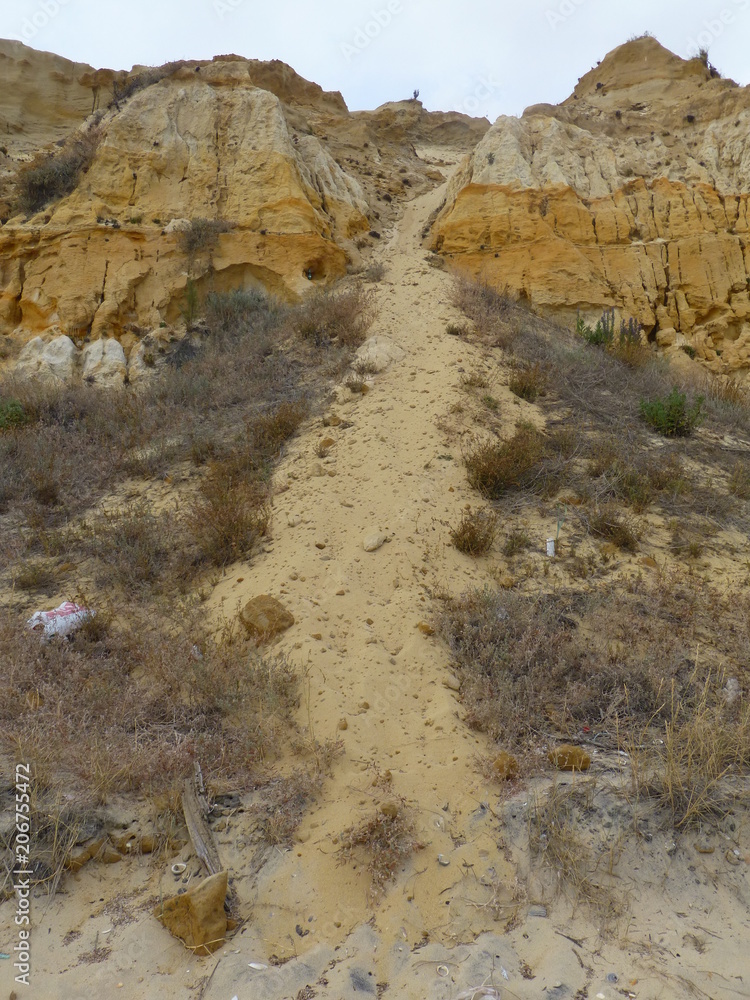 Playa Cuesta Maneli en Huelva, zona costera con playa de arena fina blanca que forma parte del Parque de Doñana