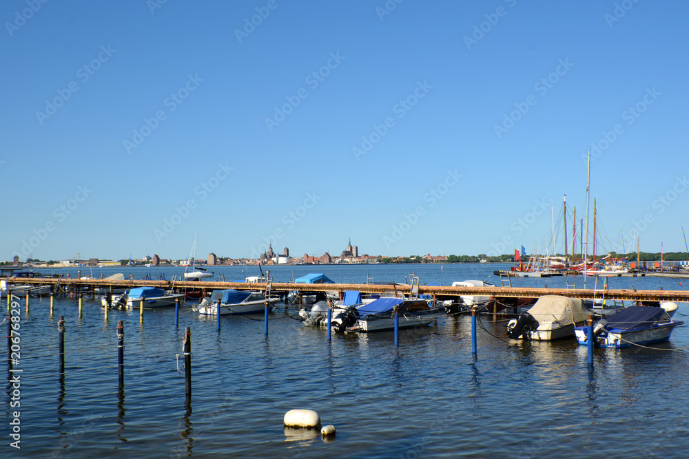Boote im Hafen Altefähr auf Rügen, Blick nach Stralsund