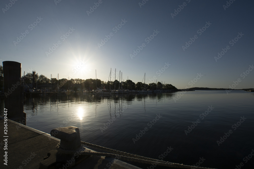 Naklejka premium Sonnenaufgang im Hafen Lauterbach auf Rügen