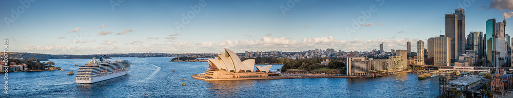 Obraz premium Panoramiczny widok na port w Sydney i panoramę miasta, Sydney NSW, Australia