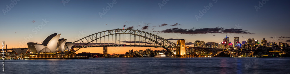 Obraz premium Port w Sydney o zmierzchu, Sydney NSW, Australia