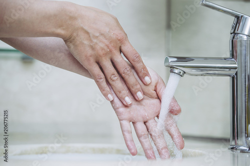 女性の手 洗面台