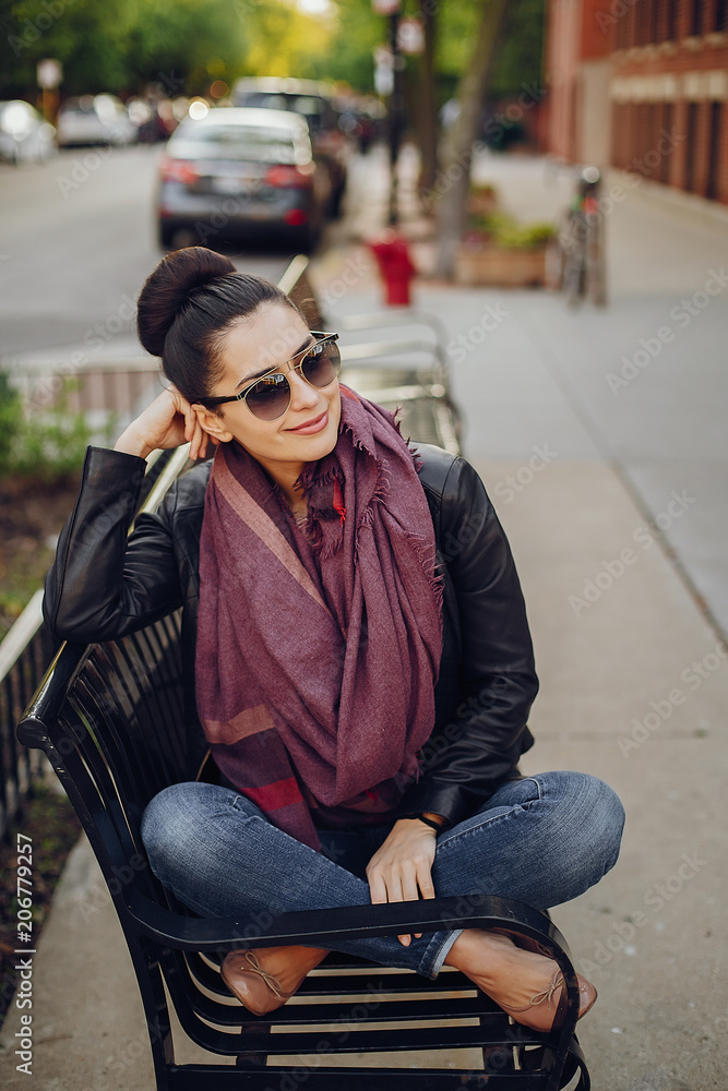 Fototapeta premium beautiful young girl in Chicago, beautiful weather