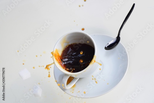 Fallende Kaffeetasse