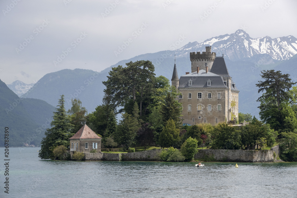 Château sur lac d'Annecy