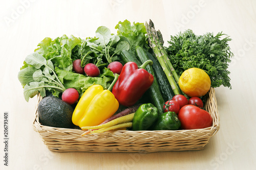 野菜の集合　Set of different vegetables in wicker basket