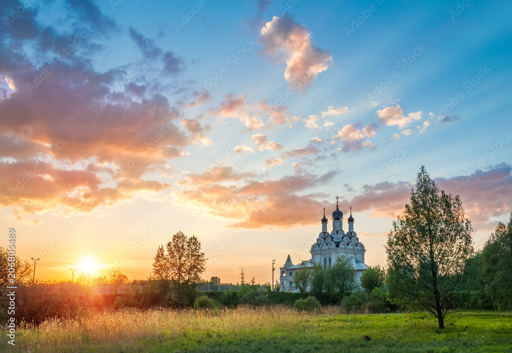 Красивые краски заката в селе Тайнинское и белая церковь Beautiful colors of the spring sunset