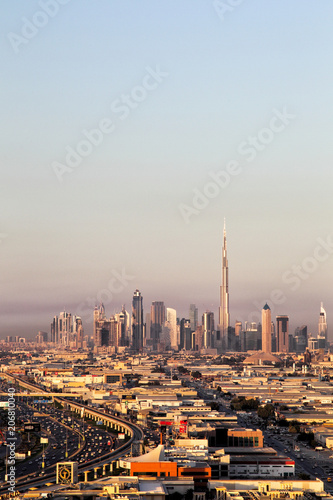 Skyline von Dubai mit dem h  chsen Haus der Welt  dem Burj Khalifa  fotografiert von der Mall of the Emirates.