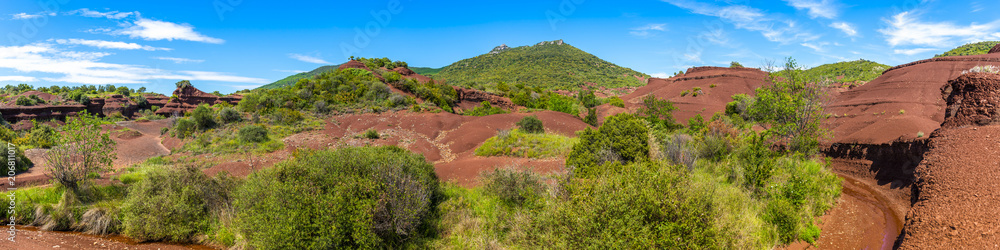 paysage de canyons et terre rouge près du lac du Salagou dans l'Hérault en Occitania, France