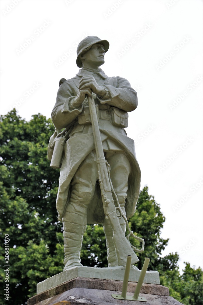 Naklejka premium Monument aux morts de saint-Priest-les-fougères(Dordogne)