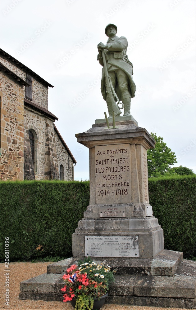 Monument aux morts de saint-Priest-les-fougères(Dordogne)