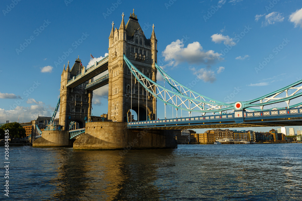Obraz premium Establishing Shot London Iconic Landmark Tower Bridge. river transport