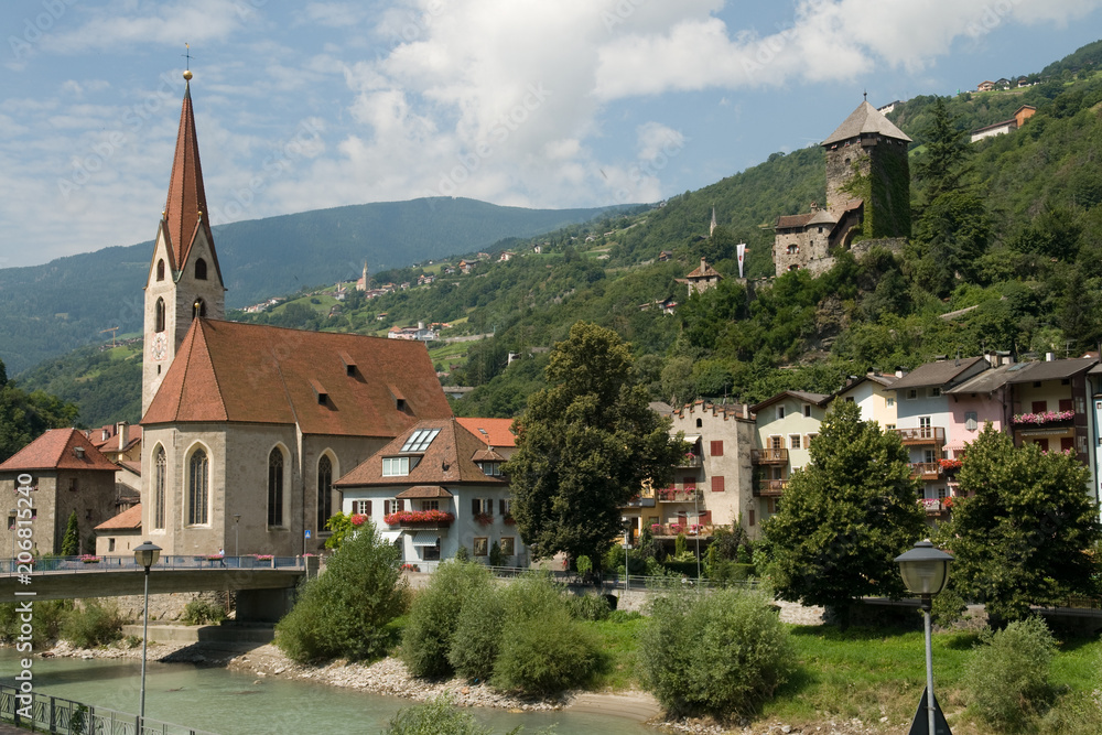 Klausen mit Pfarrkirche und Burg Branzoll