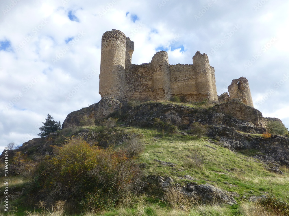 Castillo de Pelegrina, pueblo de Sigüenza, en la provincia de Guadalajara (Castilla la Mancha, España) situado junto al parque natural del Barranco del Río Dulce