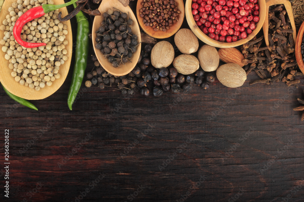 Fototapeta premium spices frame on wooden background