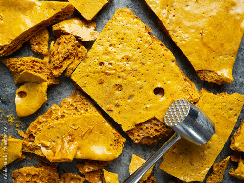 Fotografie rustic homemade golden honeycomb toffee