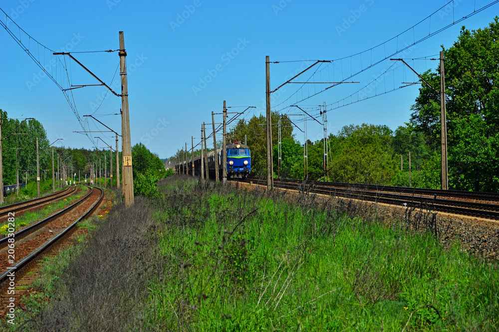 Pociąg Jadący Ze Stałą Prędkością Przejechał Most Długości 200 M Jadący pociąg wśród słupów trakcji elektrycznej. Stock Photo | Adobe Stock