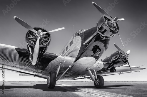 Fototapeta historyczne samoloty na pasie startowym