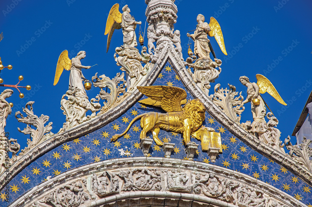 Obraz premium Close-up of marble sculptures and dome in typical Venetian style on the San Marco Basilica. At the city of Venice, the historic and amazing marine city. Located in Veneto region, northern Italy