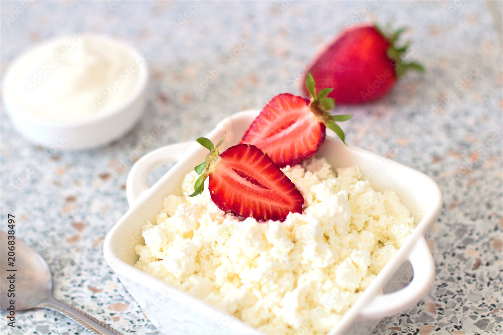 Tasty food. A dish of fresh strawberries and cottage cheese. Vitamin supplement. Dietary and vegetarian product. Add healthy and nutritious food to your diet. Tasty food. A dish of fresh strawberries and cottage cheese. Vitamin supplement. Dietary and vegetarian product. Add healthy and nutritious food to your diet.