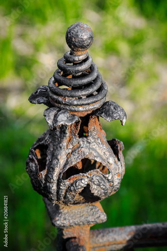 Detail vom alten verrosteten Zaun in einem öffentlichen  Park  photo