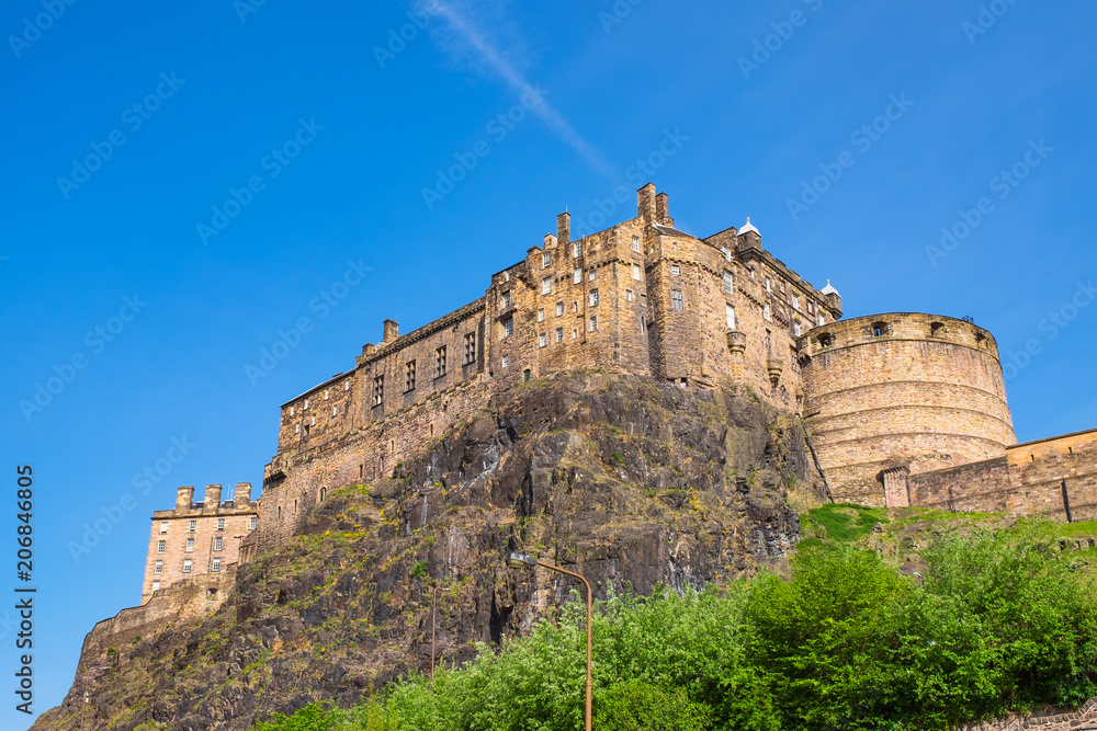 Das Schloss von Edinburgh/Schottland von Grassmarket aus gesehen