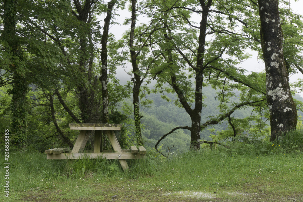 Mesa y bancos en lo alto de la montaña para hacer picnic Mesa y bancos en lo alto de la montaña para hacer picnic