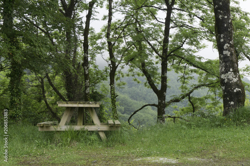 Mesa y bancos en lo alto de la montaña para hacer picnic