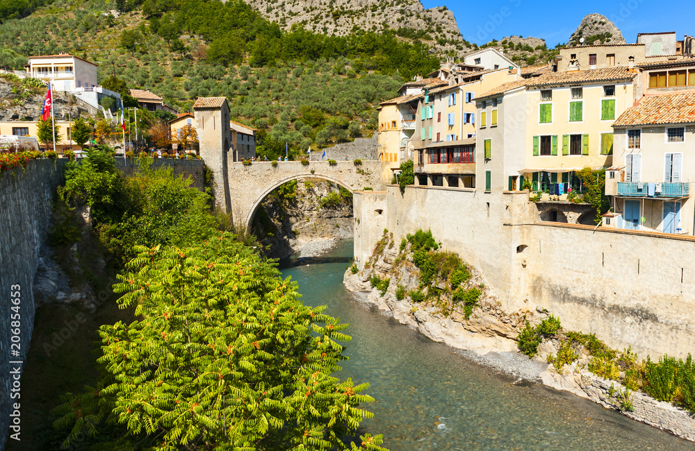 A medieval village, Entrevaux is very picturesque, in a raised position above a bend in the river Var, and surrounded by the slopes of the lower provencal mountains.
