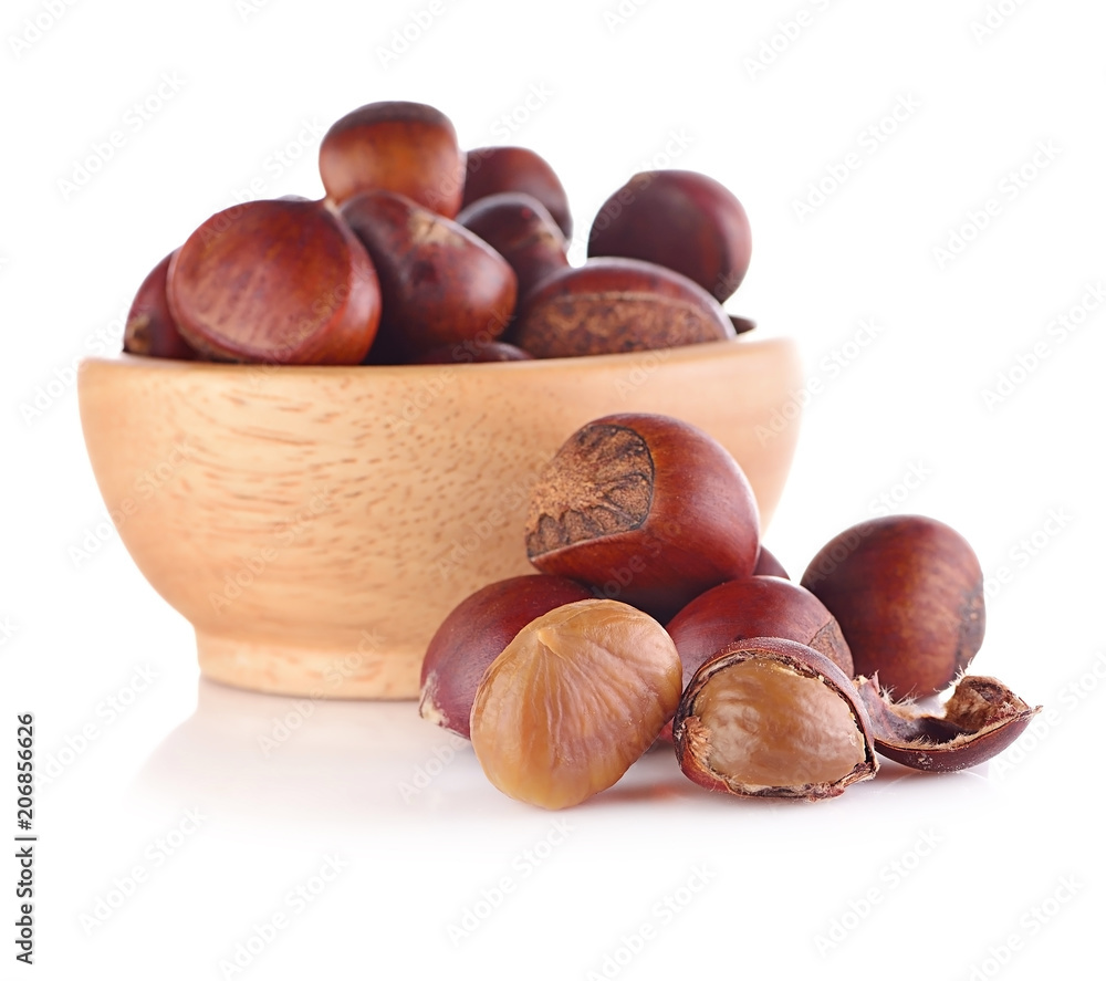 Obraz premium chestnuts isolated on white background
